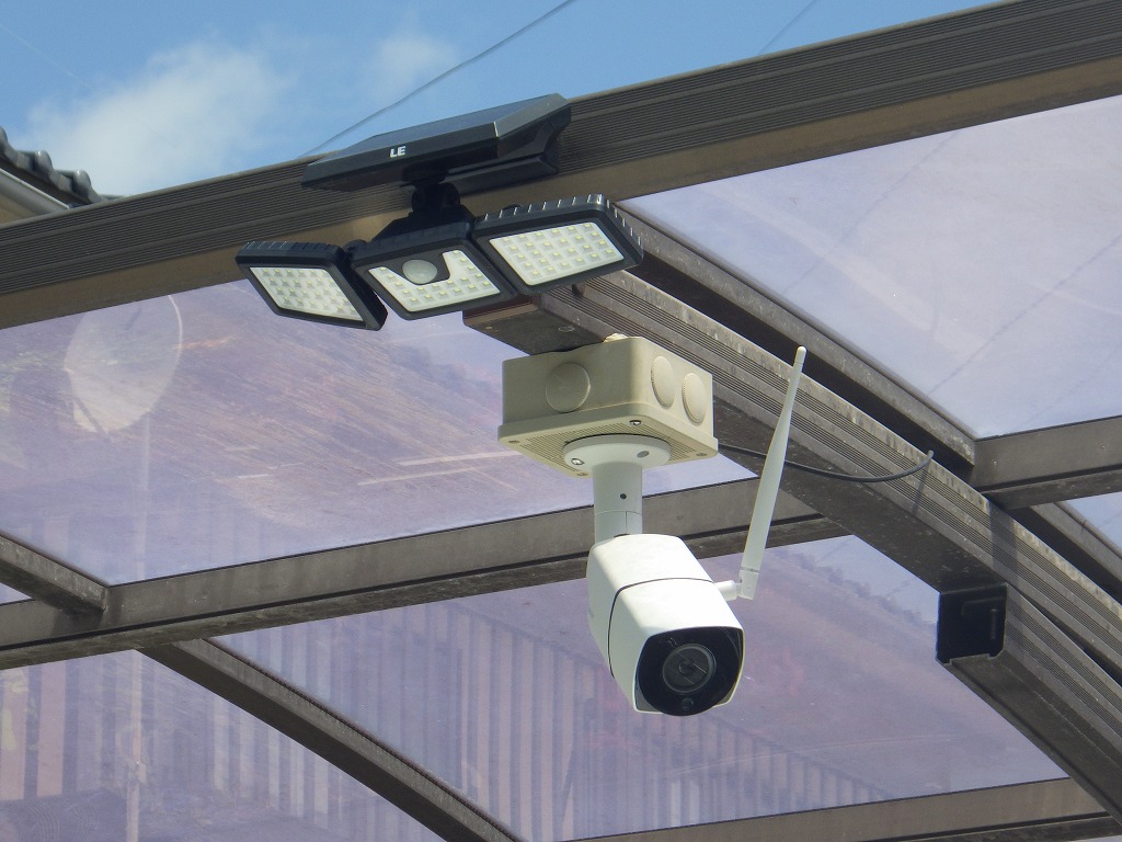 家庭用低価格WiFiカメラとソーラーライト